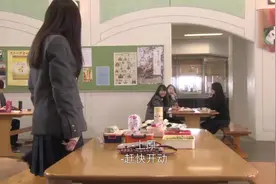 高中女生模仿别人喂男友吃饭，却遭到男友嫌弃，气的直跺脚！视频封面