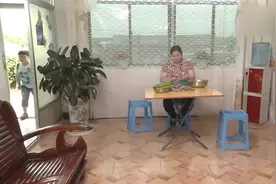 淘小子竟把老爸的财神爷换成奥特曼，气的老爸想揍人！！视频封面