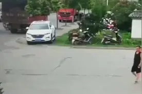 “最敬业”的碰瓷，大妈扛自行车追着大货车跑，司机都被感动了视频封面