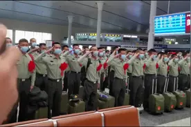 感动！新兵老兵火车站相遇互致军礼图片