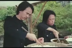 大哥一人领五份饭，后面的孩子都没饭吃了视频封面