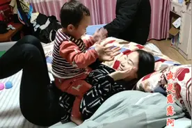 两岁萌娃剥龙眼有妙招，洗完澡欺负露露开心的不行，笑声太魔性了视频封面