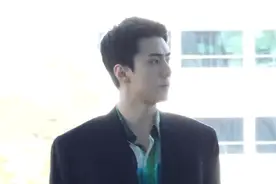 EXO吴世勋 被粉丝围着拍照显示超高人气，却还是彬彬有礼！视频封面