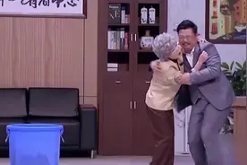 女副总要和贾冰谈私事 保洁阿姨不用回避 贾冰尴尬了：保洁是我妈视频封面