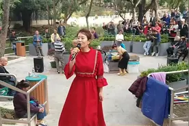 好嗨哟！美女街头公园卖唱赚钱，人漂亮歌好听舞也美，数百人围观视频封面