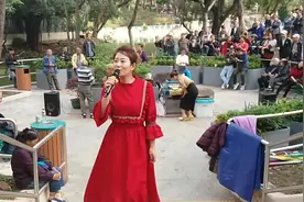 好嗨哟！美女街头公园卖唱赚钱，人漂亮歌好听舞也美，数百人围观视频封面