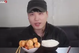 韩国小哥吃酸辣萝卜加辣，一口萝卜一口饭，吃得真带劲视频封面