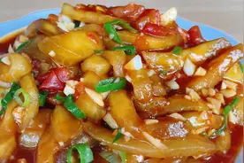 大厨教你做百吃不厌的西红柿炒茄子，营养丰富，配大米饭老香了