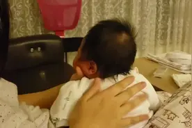 给宝宝拍背部 感觉太用力了