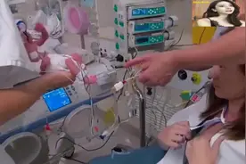 母爱伟大！8天大的早产儿第一次和妈妈拥抱，双眼紧闭，满脸安逸视频封面