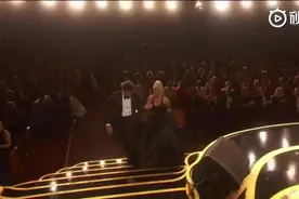 LadyGaga和布莱德利库珀表演提名歌曲“shallow”你Ga太美！视频封面