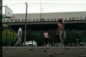 180以下挑战扣篮？普通人的篮球梦应该如何继续？视频封面