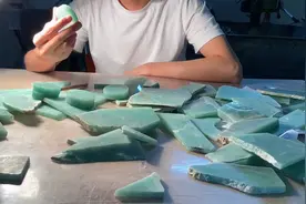 翡翠挂件怎么做出来的？一大份果绿底的料子才50万！老五直呼便宜视频封面