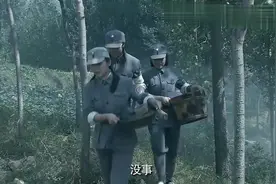 入伍半个月的新兵站岗睡觉被女兵戏弄，司令刚好看到，这下麻烦！视频封面