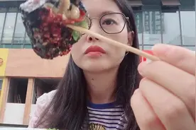 酥酥带孩子出去逛超市，吃臭豆腐，儿子问下次还吃吗？怕了怕了视频封面