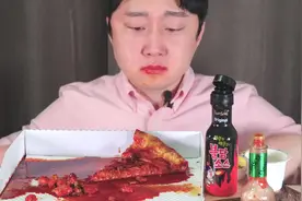 小伙吃超级辣的披萨，辣的眼泪都出来了，为他的敬业精神点赞视频封面