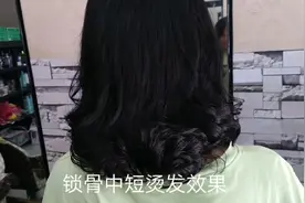 这款是锁骨中短烫发，显得自然接地气，给人感觉甜美俏皮可爱视频封面