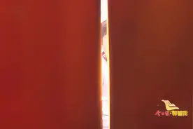 帅气儿子登场母亲再也控制不住泪水，时隔多年母子俩相拥而泣！视频封面