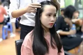 妹子脸大额头宽，发型师为她烫了个卷发造型，完美的遮住了大额头