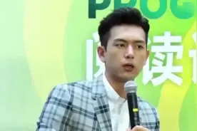 李现偷懒被小猴紫吐槽，分别与陈立农杨紫合影，姿势都懒得变一变视频封面