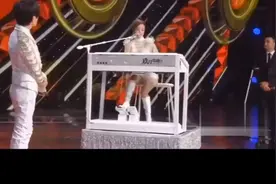 双排键女神一人演绎一个乐队一首《铁血丹心》震惊评委视频封面
