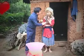 王子清：去年才帮90岁老奶奶梳完头，教她喝牛奶，如今却孤魂西去视频封面