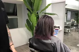 女孩子头发一到肩膀老是翘起来怎么办？试试这样的卷发，年轻又好