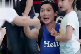 听到李承铉夸别的小朋友，女儿吃醋直接冲爸爸翻白眼！好可爱视频封面