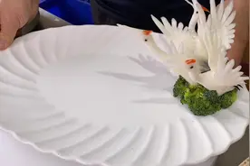 老厨师用1根普通白萝卜，就能雕刻出“仙鹤”，装盘配菜真漂亮视频封面