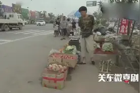 农村老汉买菜被忽悠，还以为占了便宜，这是真会算账，真搞笑！视频封面