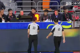 阿联上篮遭到违体犯规