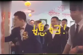 伴郎当多有啥好处？结婚叫门新郎一人出马，招式多到伴娘招架不住视频封面