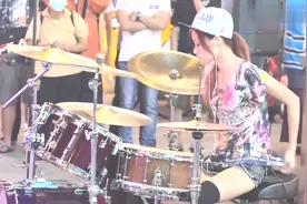 台湾美女陈曼青，街头架子鼓演绎《饿狼传说》，人美动作帅视频封面