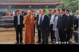 王健林到峨眉山拜佛,脚上的渔夫鞋一炮打响,标价530卖出70万双视频封面
