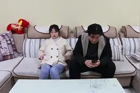妻子怀孕让丈夫晾衣服，丈夫对着她肚子就是一脚，悲剧了视频封面