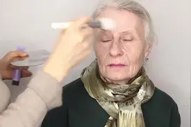 90岁老奶奶爱美，简单化个妆，漂亮又显气质视频封面