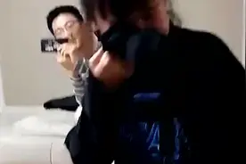 哥哥一看妹妹哭了，就用这一招来对付，气的妹妹躺着撒泼