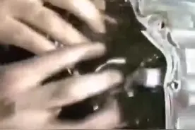 车子开到修配厂去保养，发现机油竟然变成果冻了视频封面