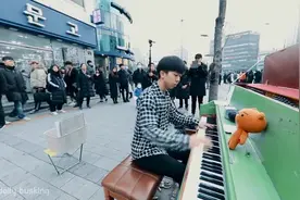名侦探柯南主题曲-韩国欧巴路边超强钢琴演绎