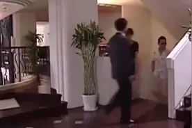 婆婆在餐厅吃饭撞见儿子，竟搂着别的女人，婆婆的做法太解气了图片