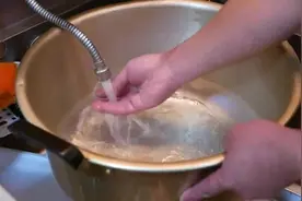 日本厨看看是如何处理巨型龙虾头的？满满都是虾膏，吃起来太美味视频封面