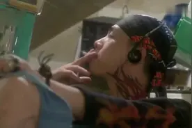 山鸡哥陈小春竟然落魄在路边卖杂志，讲话还带英文！真是落魄了视频封面