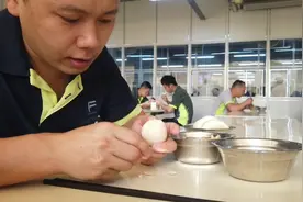 工厂发完工资吃点好的，先来个鸡蛋补补，好好犒劳一下自己！