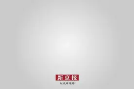 拎着行李换乘地铁线，只能爬楼梯？｜有事新京报图片