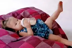 小宝宝喝奶的时候居然是这个姿势，小腿抬得真高，好搞笑视频封面