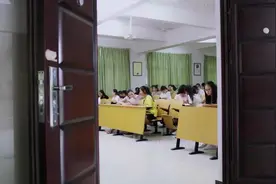 男生与美女聊天，以为她是同班同学，没想到竟然是自己的老师！视频封面