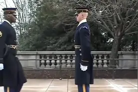 外国军人换岗，交接枪的瞬间动作真快，有点没看明白！