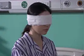 手术成功，笑笑的眼睛看得见了，如此激动一刻，养母却不在她身边