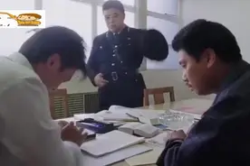 喜剧：卧底在学校考试，警司：肩膀上有花的都进来！看一次笑一次视频封面