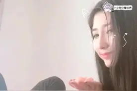 姐姐恶搞弟弟，竟让弟弟吃自己脚丫上抹的东西，弟弟真可怜！视频封面